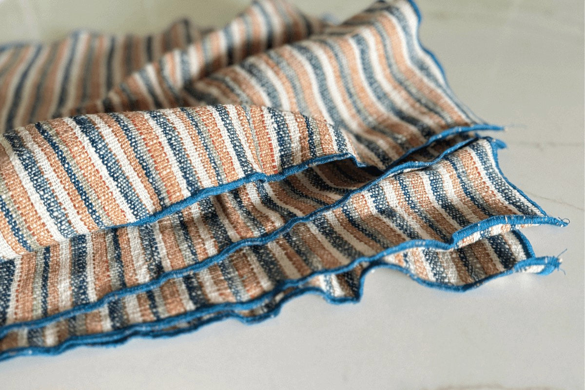 Striped cotton napkin with blue outline
