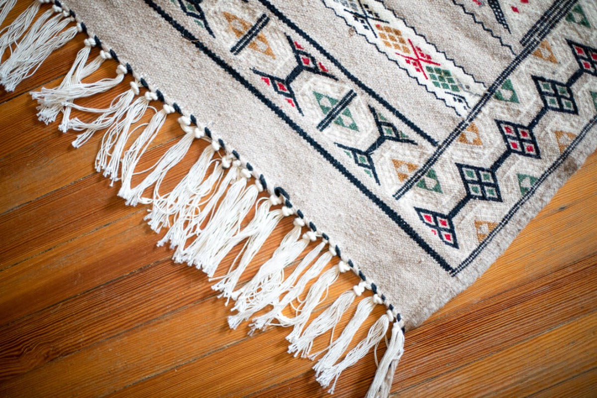 Border design of a wool rug