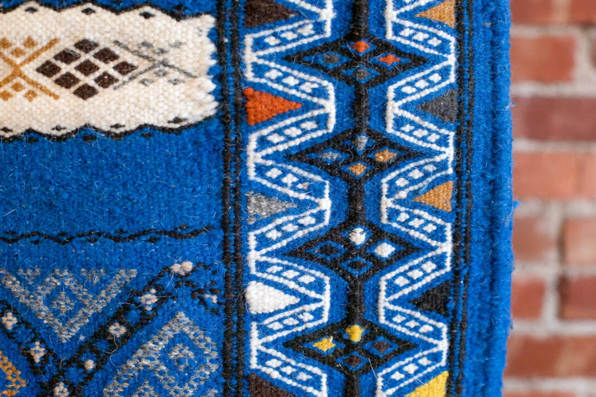 Border design of a blue rug