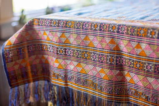 Cotton tablecloth with vibrant patterns